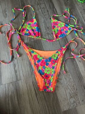 Frankie’s Bikinis Set